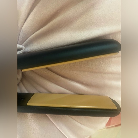 Chi hair styling with travel case super cute and spacious - flat iron - Picture 6 of 10